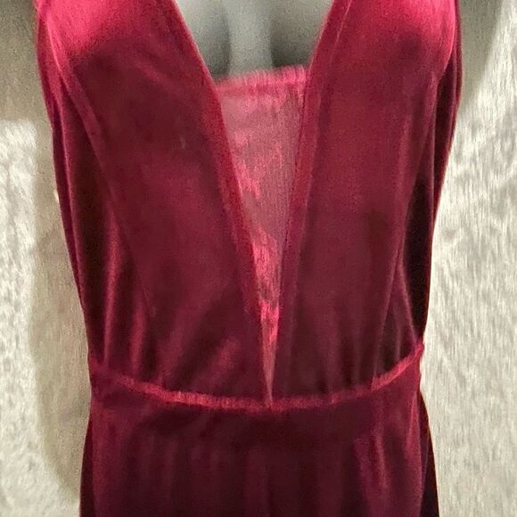 Red Sleeveless Jumpsuit Plunging V-Neckline Fitted Waist - Picture 5 of 9